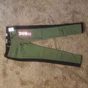 Junior women's Dollhouse Rocker Skinny jeans Sz 11, Olive Green Blk Strip Macy's
